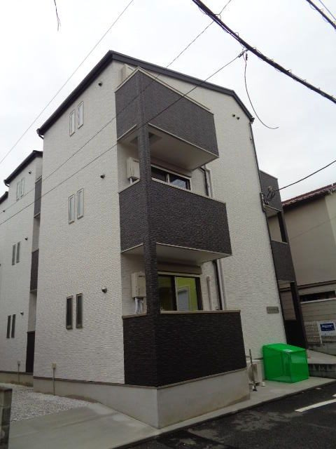 横浜市磯子区中原１丁目のアパートの外観