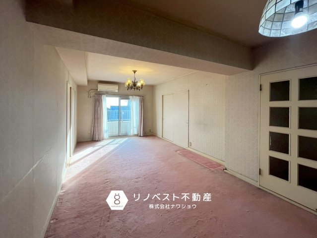 ハイタウン石切E棟の居間・リビング|約13.2帖のLDK！
レトロ感漂う内装。間取の中心に位置するので、生活動線がスムーズです◎