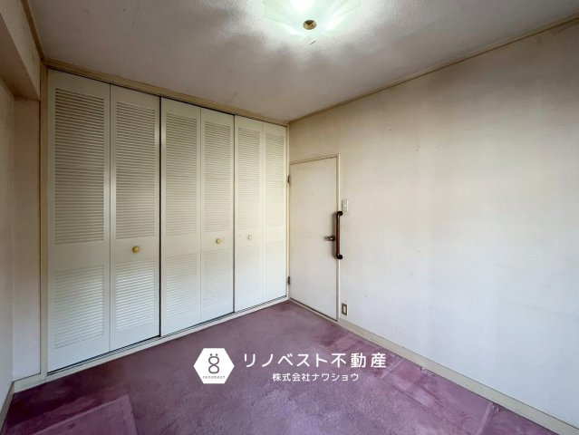 ハイタウン石切E棟の洋室|約5.8帖の洋室。
白い建具の収納スペースがおしゃれです♪寝室などにおすすめです◎