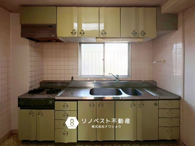 ハイタウン石切E棟のキッチン|収納たっぷりのキッチン。
窓があり、換気もでき手元の明かりもしっかり確保◎