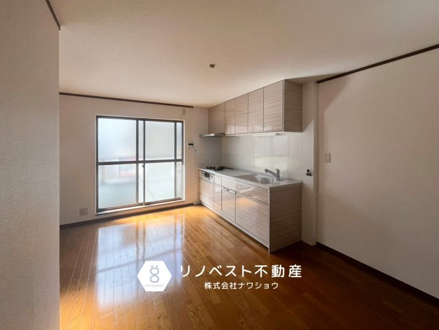 東大阪市友井3丁目の居間・リビング|カーテンレールを天井近くに付けると、窓まわりがすっきりしてお部屋も広く見えます◎
