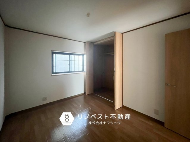 東大阪市友井3丁目の洋室|クローゼット付きの洋室。
収納力も高く、お部屋を広くお使いできます◎