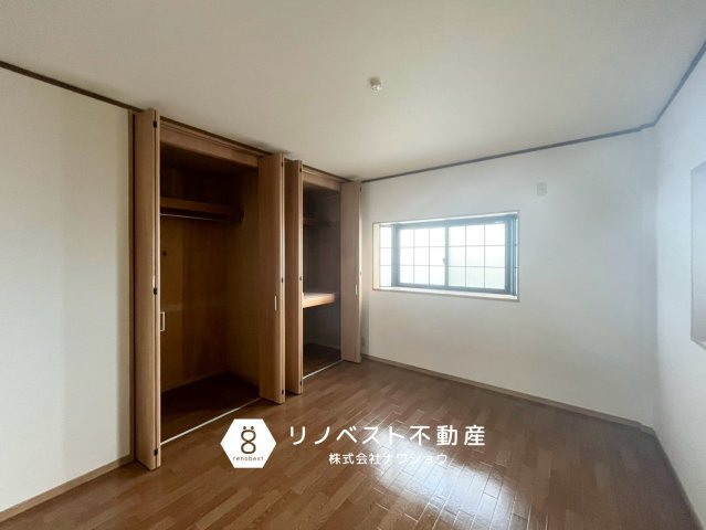 東大阪市友井3丁目の洋室|2面採光で明るい洋室。
