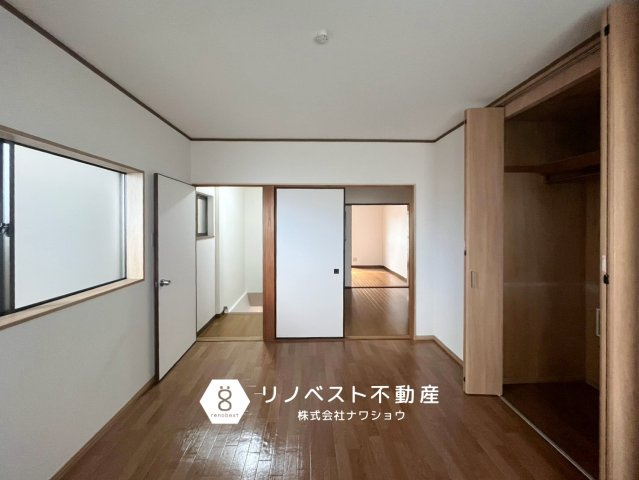 東大阪市友井3丁目の洋室|窓の多いお部屋は、カーテンの色を変えるだけでも雰囲気が大きく変わります♪