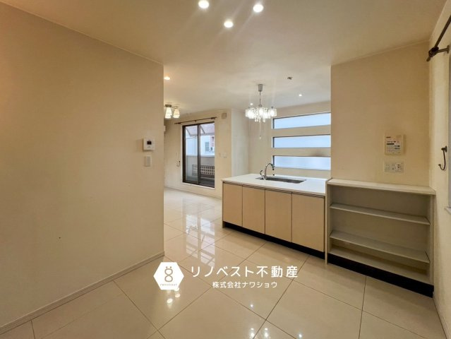 東大阪市角田2丁目の居間・リビング|ダウンライトでお部屋が広く見えます♪
お部屋に高級感を出すならカーテンを少し長めにするのがポイントです！