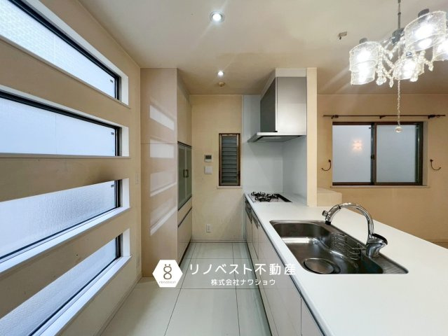 東大阪市角田2丁目のキッチン|窓があるから明るく開放的なカウンターキッチン◎
収納も十分に付いております。