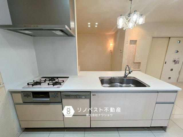 東大阪市角田2丁目のキッチン|カウンターキッチンでリビングダイニングを見渡しながら作業ができます♪