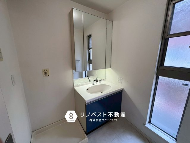 東大阪市角田2丁目の洗面所|大きな窓が明るい洗面室。空気の入れ替えも十分にできるからカビ対策にもなります♪
