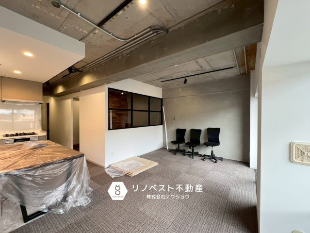 ライオンズマンション瓢箪山の居間・リビング|隣接する洋室からガラス窓でLDKが見渡せます♪
事務所としてもおすすめ◎