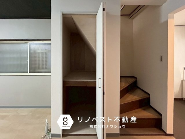 大阪市東成区東今里3丁目の収納|ダイニングキッチンにある収納。
日用品のストック収納に便利◎