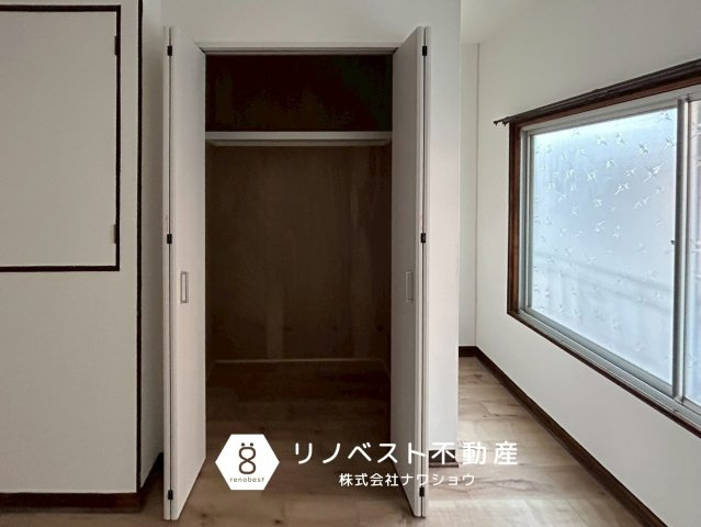 大阪市東成区東今里3丁目の収納|2階洋室にある収納。
洋服や掃除機などの家電の収納などにも便利◎