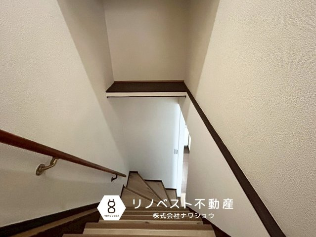 大阪市東成区東今里3丁目の内装|1階へ繋がる階段。
手すりも付いていて安心◎