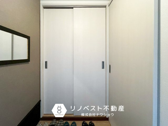 大阪市東成区東今里3丁目の内装|キッチンとダイニングキッチンに直接繋がる玄関ホール。