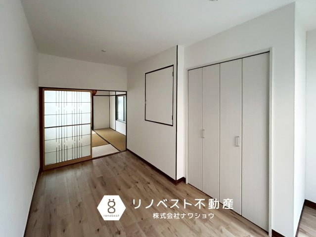 大阪市東成区東今里3丁目の洋室|約5帖の洋室。大容量の収納が2ヶ所も♪
南向きなので日当たりもバッチリ◎