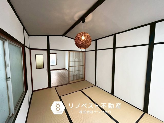 大阪市東成区東今里3丁目の和室|約6帖の和室。おしゃれな照明が目を惹きます♪
布団を敷いて寝室としても◎