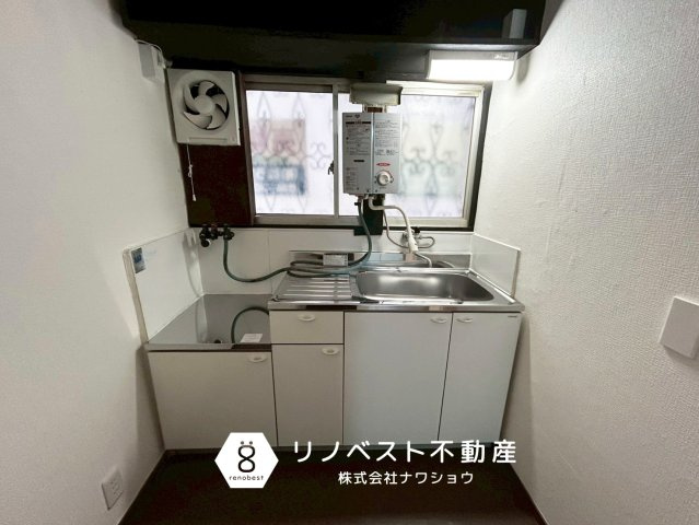 大阪市東成区東今里3丁目のキッチン|玄関入ってすぐにあるキッチン。
戸を閉めて半個室空間にもできます◎