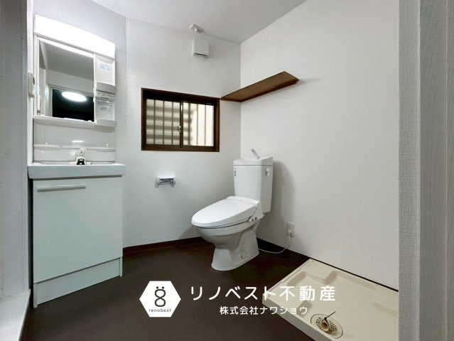 大阪市東成区東今里3丁目の洗面所|洗面、トイレが一つの空間にまとまっています◎