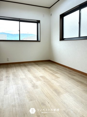 東大阪市加納8丁目中古戸建の洋室|2面採光なので明るい室内です！
