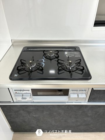 東大阪市加納8丁目中古戸建のキッチン|3口コンロがあるのでまとめて調理することができます♪
