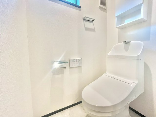 豊島区南長崎2丁目　新築戸建のトイレ|トイレは2ヶ所に設置しているため、来客時にも気兼ねなく使えます！

現地ご見学希望・資料請求などお気軽にお問い合わせ下さい！
03-5990-5201