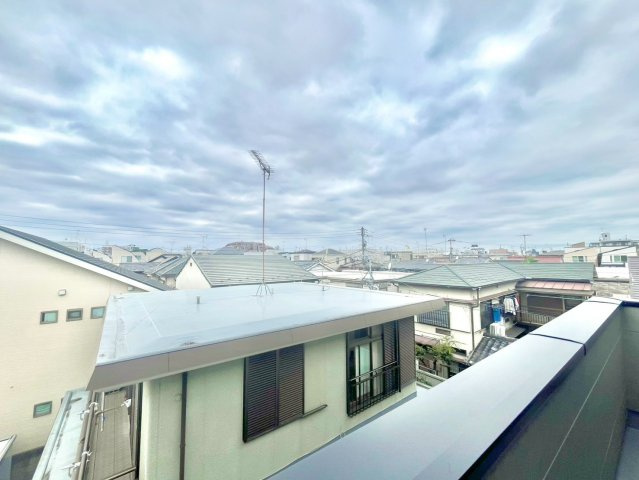 豊島区南長崎2丁目　新築戸建の展望|大きな空に包まれて、太陽の光をたっぷりと浴びながら過ごす毎日は、自然と家族の笑顔で溢れます。

現地ご見学希望・資料請求などお気軽にお問い合わせ下さい！
03-5990-5201