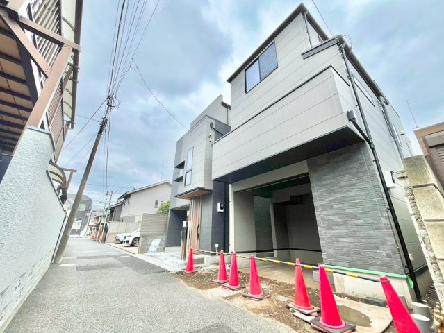 豊島区南長崎2丁目　新築戸建の前面道路含む現地写真|迫力のあるシックな外観が特徴の新築戸建。

現地ご見学希望・資料請求などお気軽にお問い合わせ下さい！
03-5990-5201