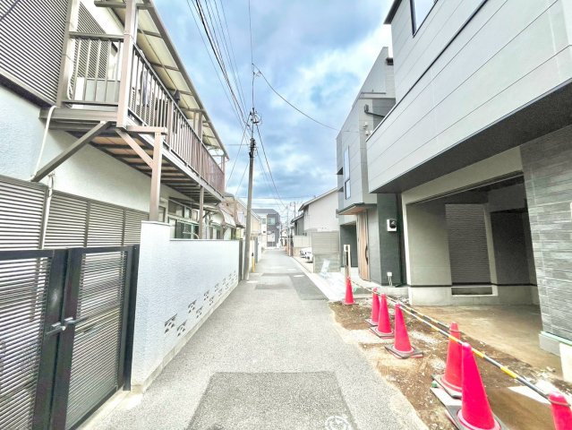豊島区南長崎2丁目　新築戸建の前面道路含む現地写真|都市機能の利便性と豊かな緑に恵まれた住環境。

現地ご見学希望・資料請求などお気軽にお問い合わせ下さい！
03-5990-5201