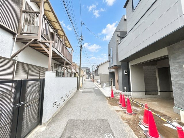 豊島区南長崎2丁目　新築戸建の前面道路含む現地写真|都市機能の利便性と豊かな緑に恵まれた住環境。

現地ご見学希望・資料請求などお気軽にお問い合わせ下さい！
03-5990-5201