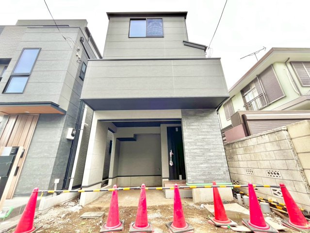 豊島区南長崎2丁目　新築戸建の外観|重厚感に溢れた、気品ある邸宅です。

現地ご見学希望・資料請求などお気軽にお問い合わせ下さい！
03-5990-5201