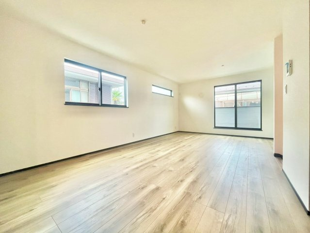 豊島区南長崎2丁目　新築戸建の居間・リビング|広々としたLDKは床暖房を完備！家族の憩いの空間になりますね。

現地ご見学希望・資料請求などお気軽にお問い合わせ下さい！
03-5990-5201
