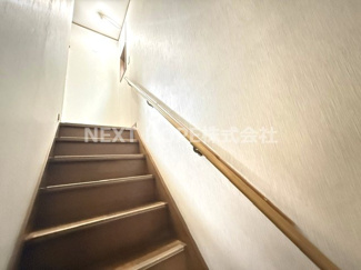 【内装】 | 尼崎市栗山町１丁目中古戸建 | １階から２階への室内階段です♪手すりも有り、昇り降りも安心・安全です！！