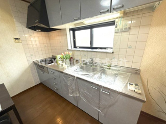 【キッチン】 | 尼崎市栗山町１丁目中古戸建 | 収納力のあるシステムキッチンです♪シンク前には窓も有り、明るく快適です！