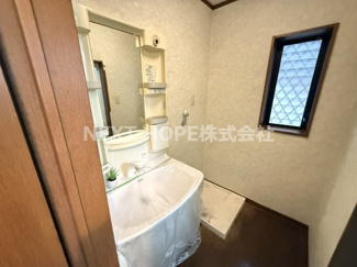 【独立洗面台】 | 尼崎市栗山町１丁目中古戸建 | 洗面化粧台です♪シャワー水栓で使い勝手も良いです！！洗面台横には室内洗濯機置き場もございます！！