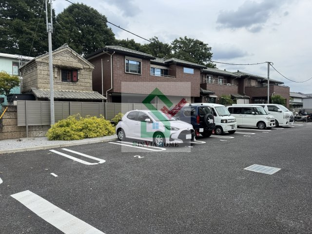 アドヴァンスネオの駐車場