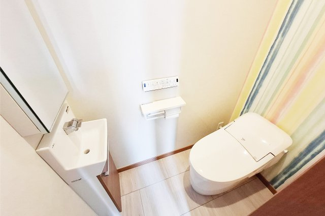 大阪狭山市大野東のトイレ|1階トイレ：手洗い付き。1・2階両方にトイレがあります。