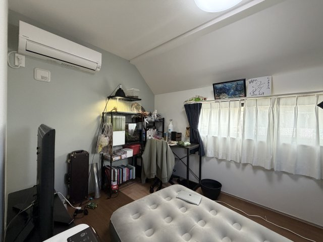 葛飾区新宿4丁目中古住宅の寝室|【寝室】心と体をゆったりと安らげる主寝室。寝室のゆとりが大きい分だけ、暮らしの安らぎは深まります。一日の疲れを癒すだけでなく、ご夫婦の親密な語らいを紡ぎ出します