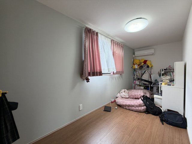 葛飾区新宿4丁目中古住宅の子供部屋|【子供部屋】お子様を持つ家庭の約6割が「家族や子どものため」に購入を希望。入学後の転校を避け、広い空間でのびのび育てたいなどの親心が、家探しのきっかけになっているようです。