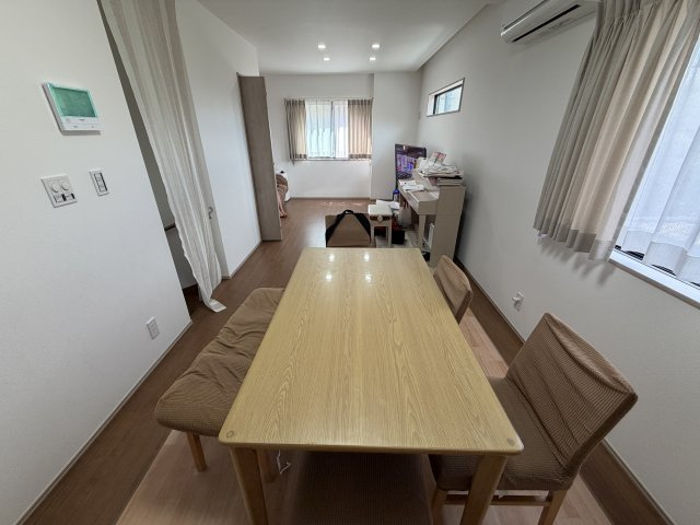 葛飾区新宿4丁目中古住宅の居間・リビング|【居間・リビング】「ＬＤＫは家族団らんをデザイン」広いＬＤＫでは家族が集まり一緒の時間を過ごせる工夫がされております。何気ない一日の当たり前のひとコマがいつか一生の宝物になります