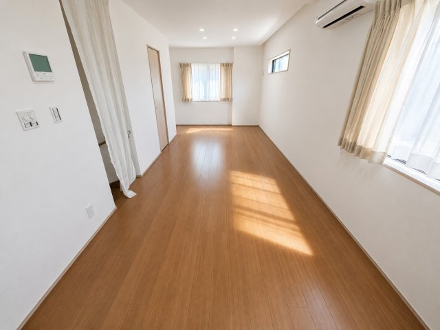 葛飾区新宿4丁目中古住宅の居間・リビング|【居間・リビング】「ＬＤＫは家族団らんをデザイン」広いＬＤＫでは家族が集まり一緒の時間を過ごせる工夫がされております。何気ない一日の当たり前のひとコマがいつか一生の宝物になります