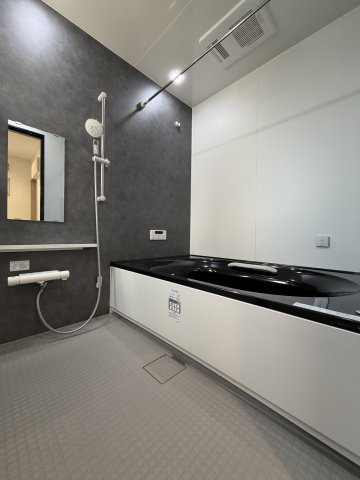 葛飾区新宿4丁目中古住宅の浴室|【バスルーム】暖房換気乾燥機付きシステムバスルーム。暖房・冷風・換気・乾燥など、毎日を快適に過ごせるうれしい機能が揃っています。雨の日の洗濯物も安心です。