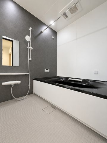 葛飾区新宿4丁目中古住宅の浴室|【バスルーム】暖房換気乾燥機付きシステムバスルーム。暖房・冷風・換気・乾燥など、毎日を快適に過ごせるうれしい機能が揃っています。雨の日の洗濯物も安心です。