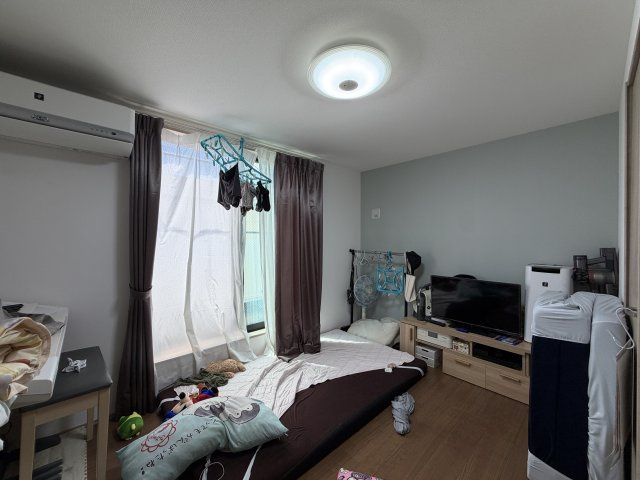 葛飾区新宿4丁目中古住宅の洋室|【洋室】快適に過ごす条件は、一人ひとり違います。だからこそ飾り過ぎないシンプルな内装と偏り過ぎないデザインで統一しております。居住していく中でオーナー様だけの【マイホーム】に創り上げて下さい