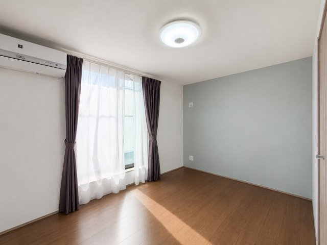 葛飾区新宿4丁目中古住宅の洋室|【洋室】快適に過ごす条件は、一人ひとり違います。だからこそ飾り過ぎないシンプルな内装と偏り過ぎないデザインで統一しております。居住していく中でオーナー様だけの【マイホーム】に創り上げて下さい