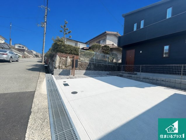 神戸市北区東有野台　新築一戸建ての前面道路含む現地写真|周辺は閑静な住宅街！前面道路広々で車の出し入れも便利です。駐車が苦手な方でも安心して車庫入れできます！