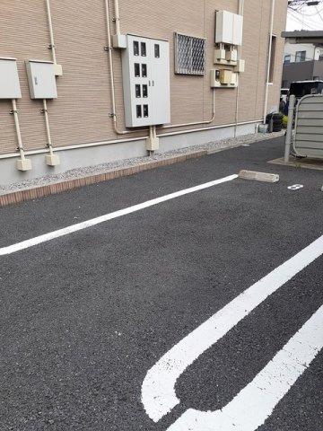 シャルム　パピヨンの駐車場|車をお持ちの方に嬉しい駐車場付きの物件です