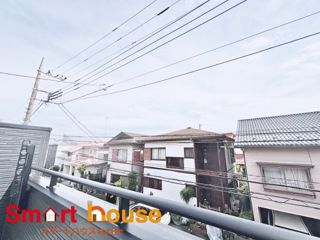 相模原市緑区西橋本４丁目の展望|開放的なバルコニーは見晴らしもよく、太陽の温かな温もりをめいっぱい受け止めてくれます。太陽の光と爽やかな風を受けたお洗濯物はあっという間に乾き、取りこむ時には太陽の匂いを感じられそうですね。