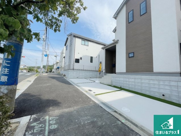 神戸市北区南五葉　新築一戸建ての前面道路含む現地写真|周辺は閑静な住宅街！前面道路広々で車の出し入れも便利です。駐車が苦手な方でも安心して車庫入れできます！