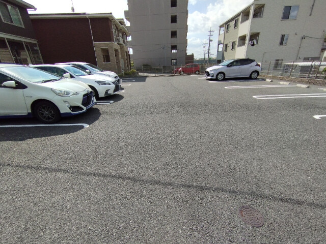 ジュネス和の駐車場