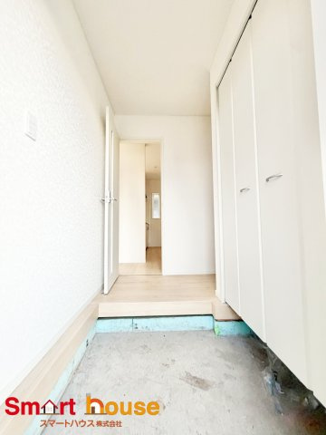 相模原市中央区上矢部第38　新築1棟の玄関|上品な木目が美しい、家の顔となる玄関です♪シンプルな仕様なのでお花を飾るなど自分好みのレイアウトに！