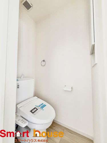 相模原市中央区由野台２期のトイレ|節水型でエコなトイレには今では当たり前のウォシュレット付き。換気機能も着いているので常に快適ですね♪